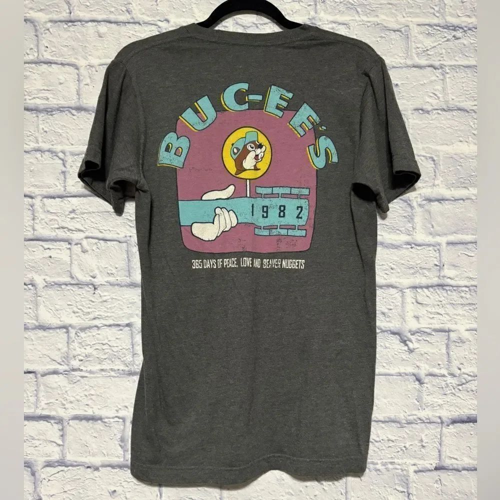 Buc-ee’s t-shirt small peace love and beaver nuggets